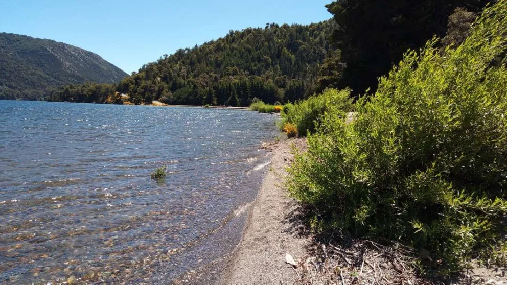 Sin playa: Los deshielos elevaron el nivel de los lagos en Bariloche