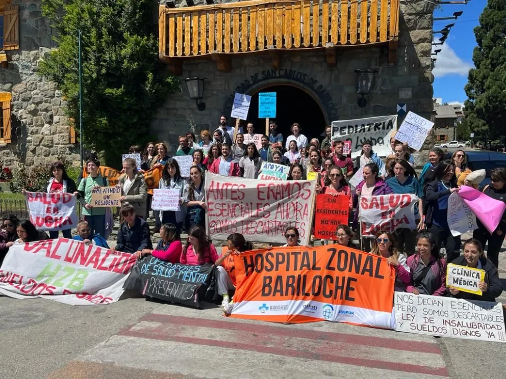 "La Salud está en coma": Trabajadores de ASSPUR volvieron a reclamar en el Centro Cívico