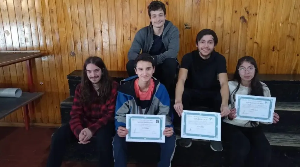 Estudiantes del CET 2° presentaron un proyecto de un invernadero inteligente en Buenos Aires
