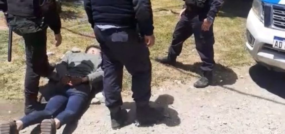 Policía detuvo a un sujeto que dañó varios vehículos, agredió a un hombre y protagonizó un violento accidente en un auto robado