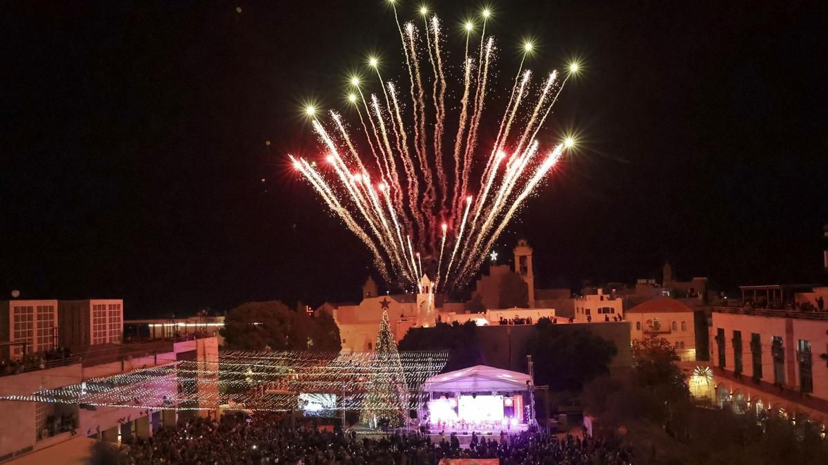 Belén encendió el árbol de Navidad de la Plaza del Pesebre esperando a 100 mil turistas