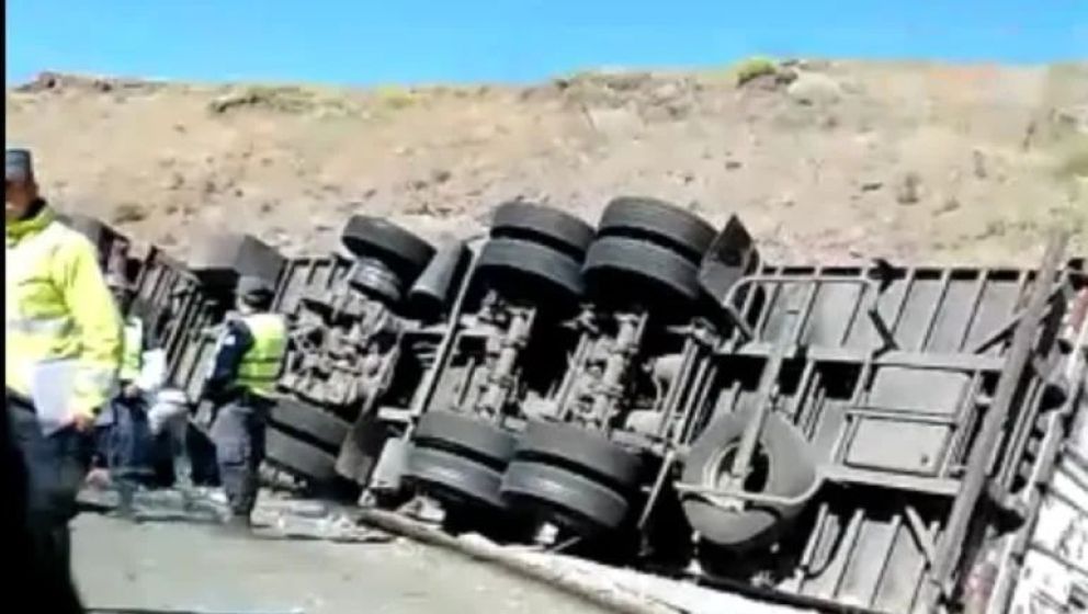 Una mujer de Lago Puelo murió al volcar un camión en Collón Cura