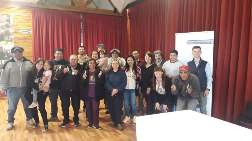 Familias del Loteo Social de Dina Huapi recibieron la escritura de sus terrenos