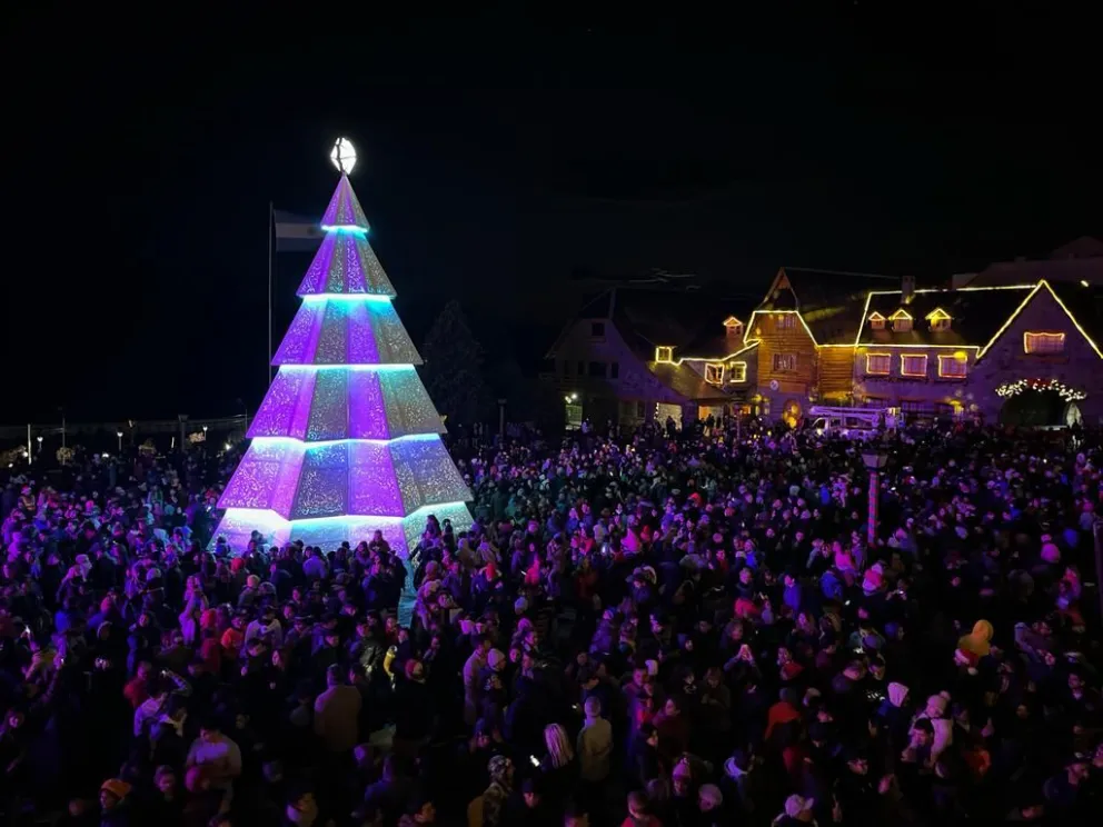Con el encendido del árbol, comenzó la 8° edición de Navidad en Bariloche