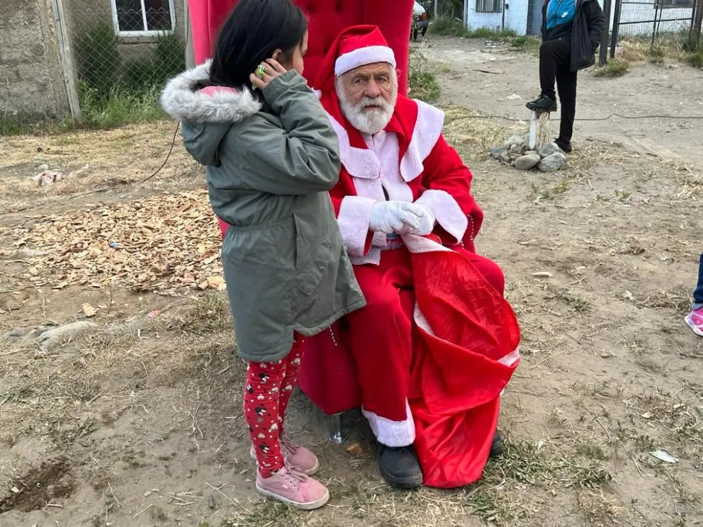 El barrio Malvinas también encendió su árbol navideño y recibió a Papa Noel