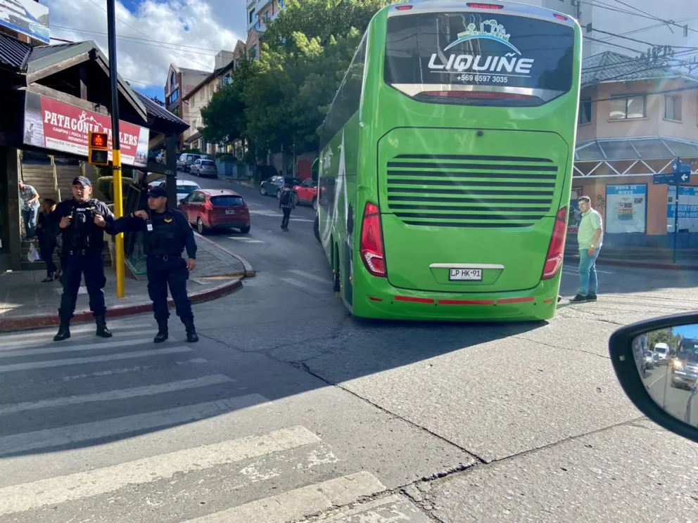 Un colectivo de turismo quedó "colgado" cuando intentó subir por Villegas