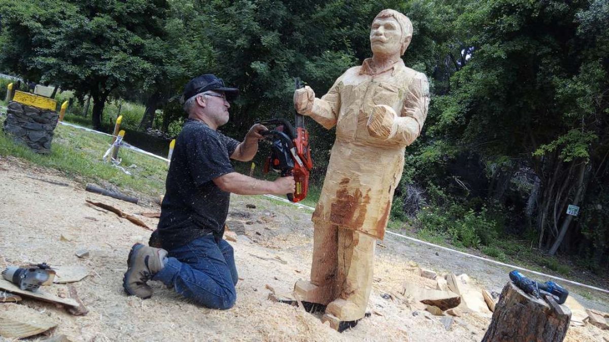 Escultores de la madera realizaron sus obras en vivo durante el fin de semana | Bariloche Opina | Noticias de Bariloche.