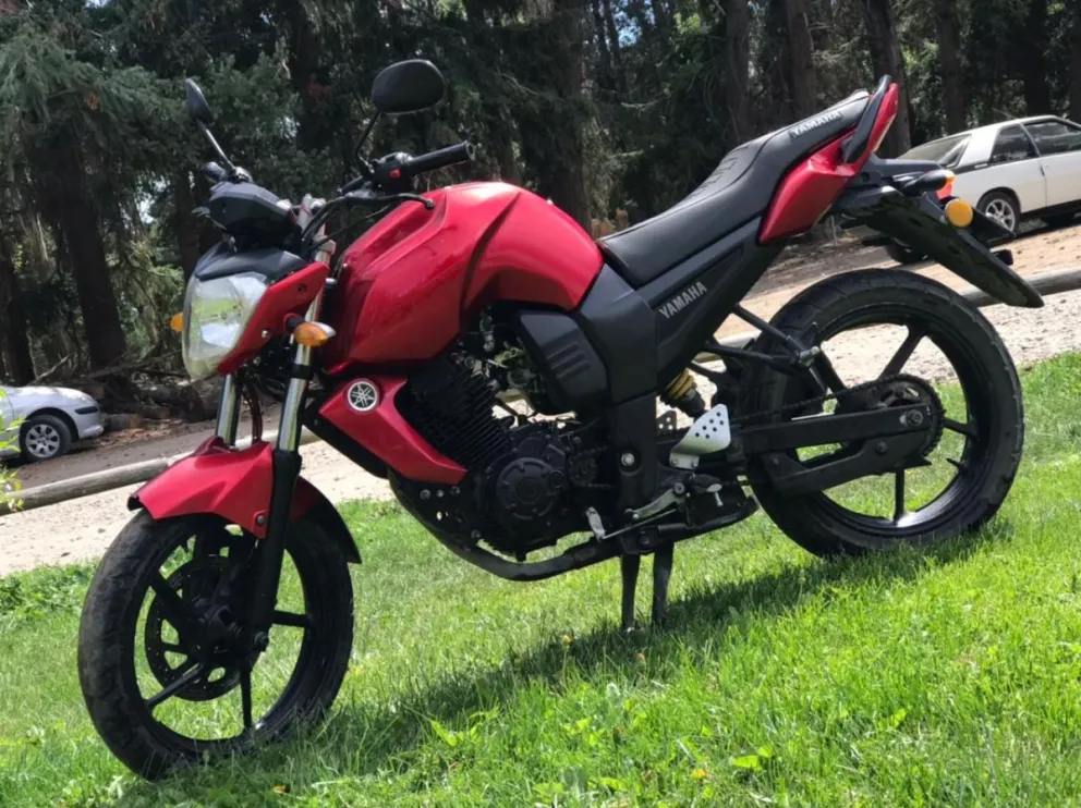 Joven busca desesperadamente la moto que le robaron del patio de una vivienda