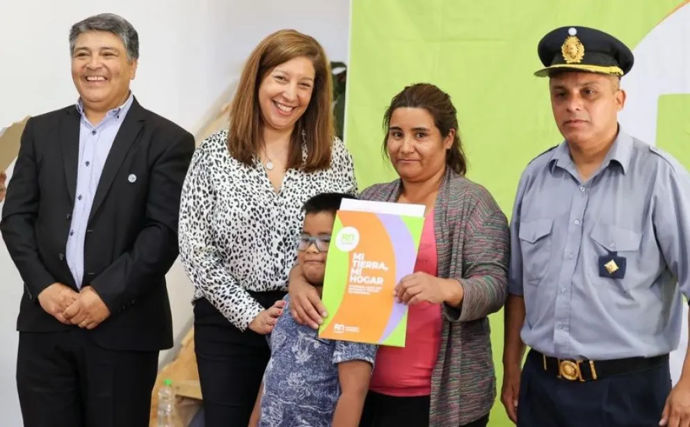 El Gobierno Provincial entregó escrituras a familias de Comallo