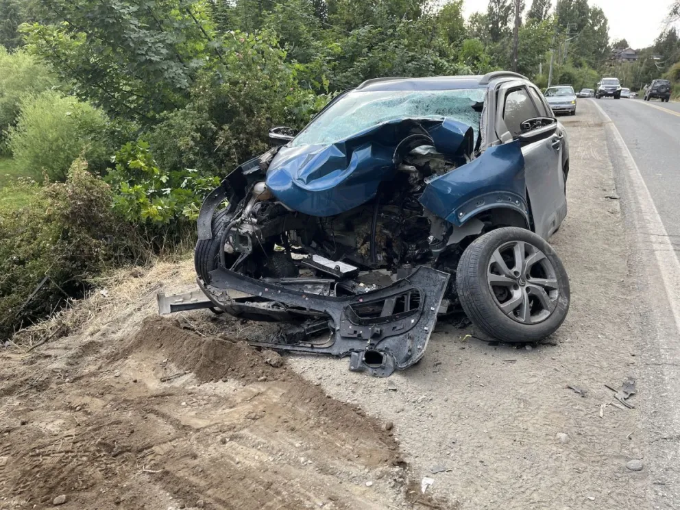 Un auto impactó violentamente contra una columna del tendido eléctrico: Dos heridos