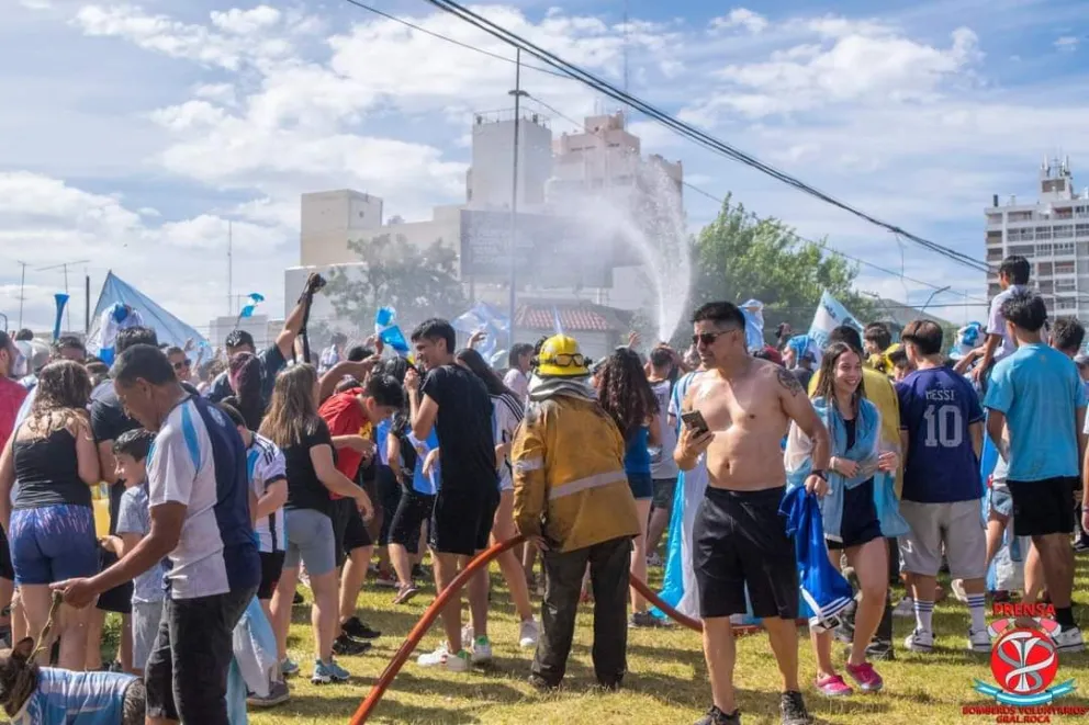 Ante el furor, los Bomberos de Roca dieron un alivio a los hinchas