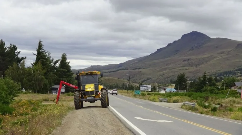 Vialidad Nacional realiza tareas de mantenimiento en la RN 40 entre Dina Huapi y El Bolsón