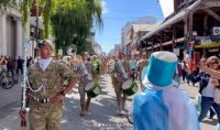 VIDEO: La banda de la Escuela Militar de Montaña celebró el triunfo argentino en el centro