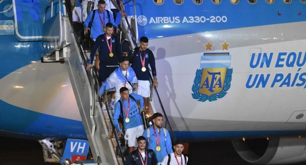 La Selección llegó a Ezeiza y se trasladó al predio de la AFA en medio de una marea humana