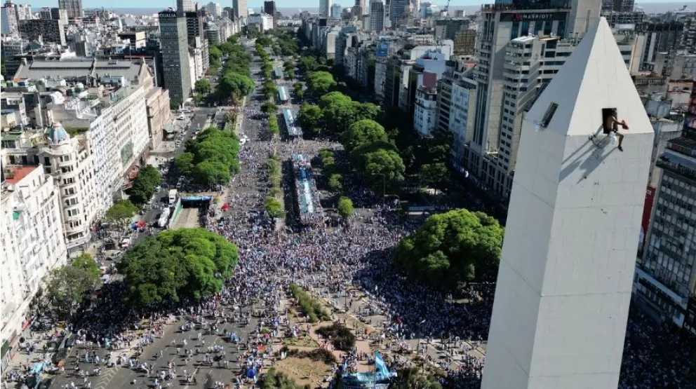Miles de argentinos coparon el Obelisco para festejar con los campeones del mundo