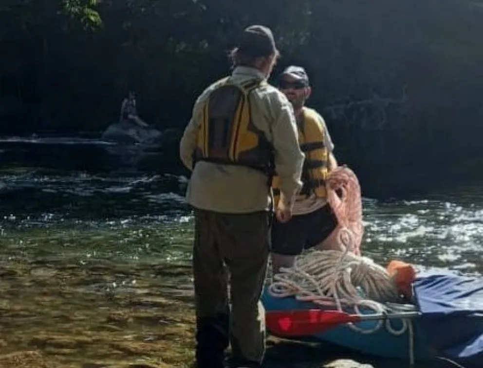 Rescataron a un pescador que fue arrastrado por la corriente en el río Manso