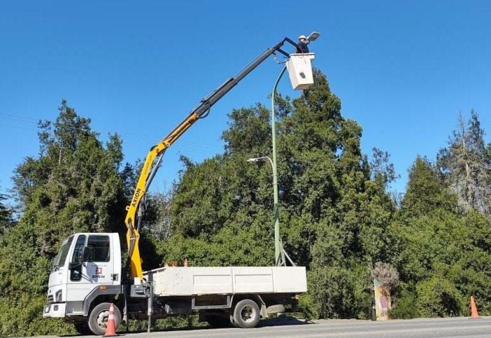 Colocan otras 100 luminarias Led en los accesos a Villa La Angostura 