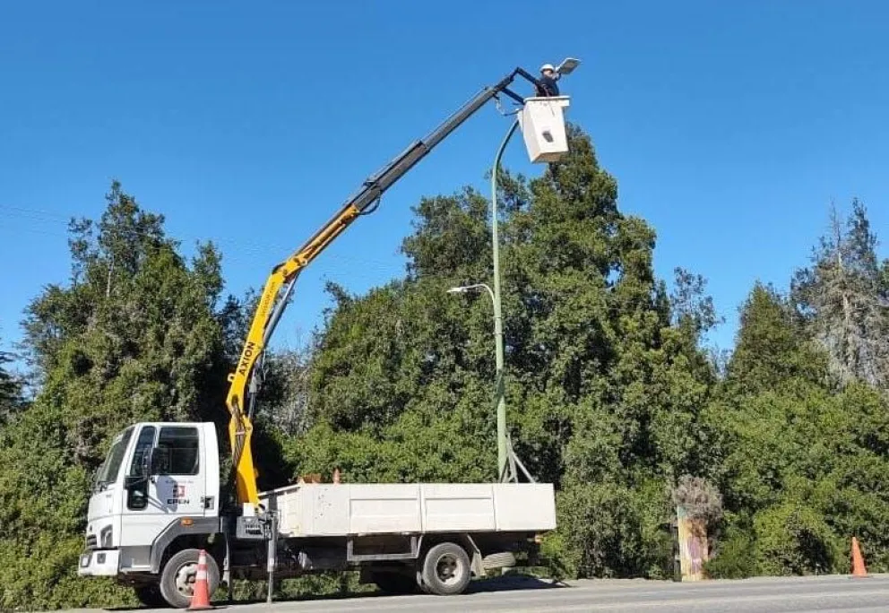 Colocan otras 100 luminarias Led en los accesos a Villa La Angostura 