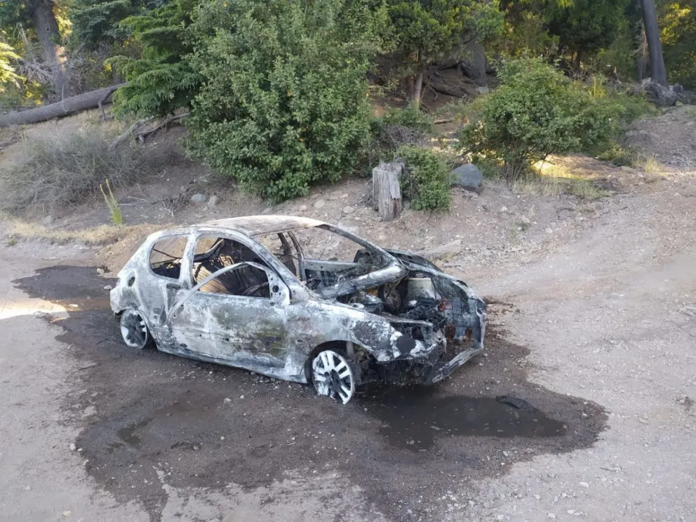 Traful: Guardaparques asistieron a una pareja y su bebé que perdieron su auto por un incendio