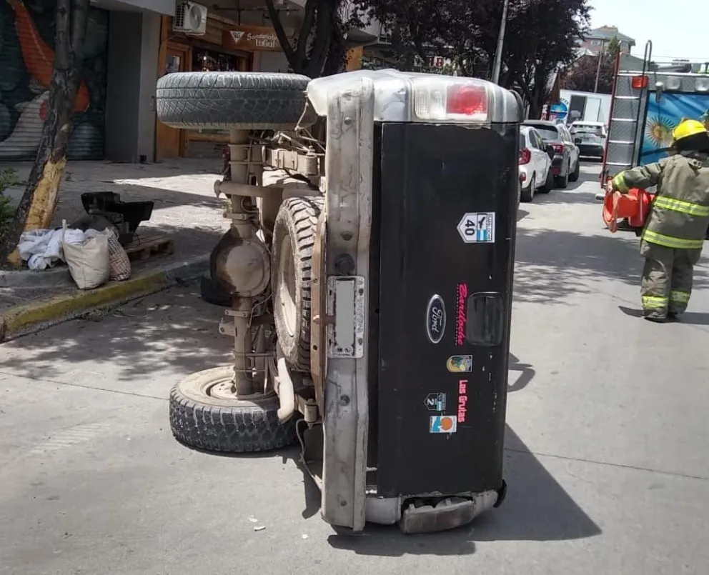 Una camioneta volcó en pleno centro