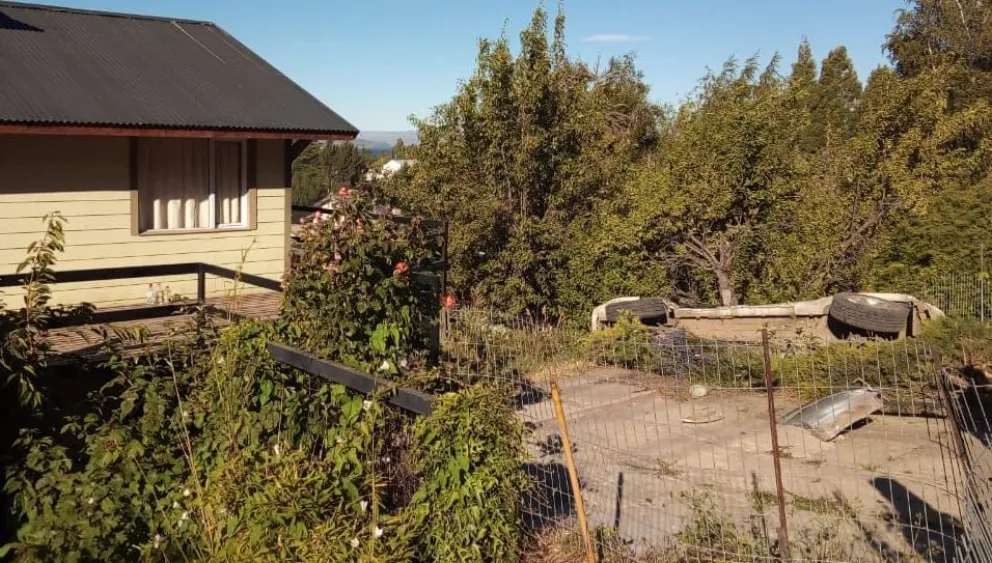 Avenida Pioneros: Una camioneta se despistó, embistió a dos peatones y volcó