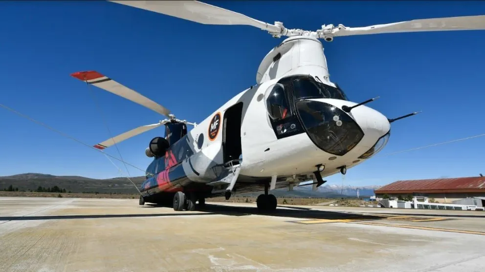 Llegó el helicóptero que arroja 10.000 litros de agua para combatir incendios forestales