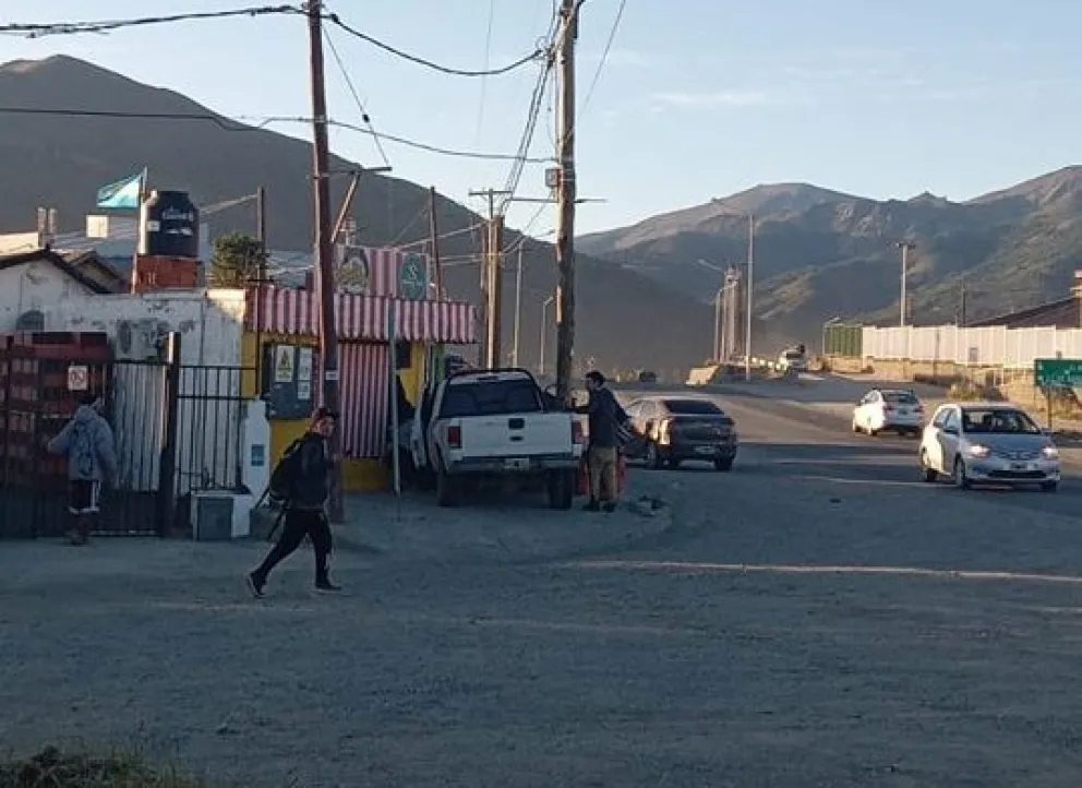 Una camioneta se incrustó en el frente de un local de venta de pochoclos