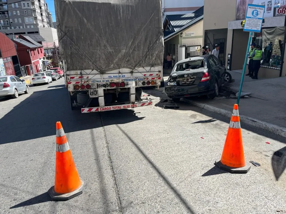 Un camión intentó estacionar en Beschtedt y chocó dos autos