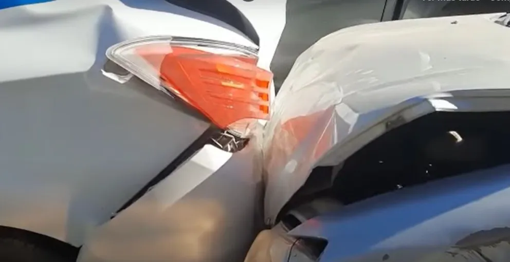 Un taxi y un auto particular chocaron en San Martín al 400