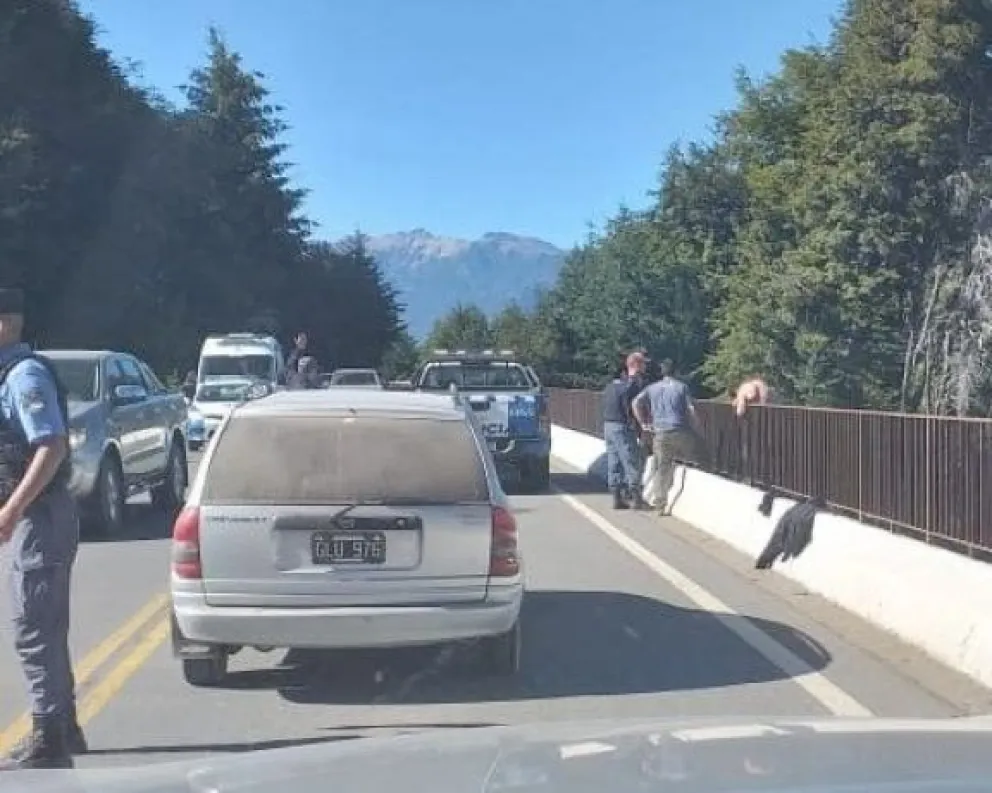 Un joven amenazó con saltar del puente del Correntoso y fue rescatado