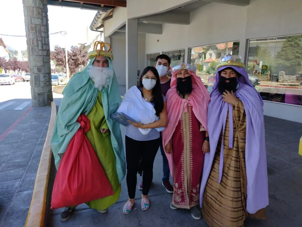 El Círculo Chileno llevó a los "Reyes Magos" al sector de pediatría del Hospital Zonal
