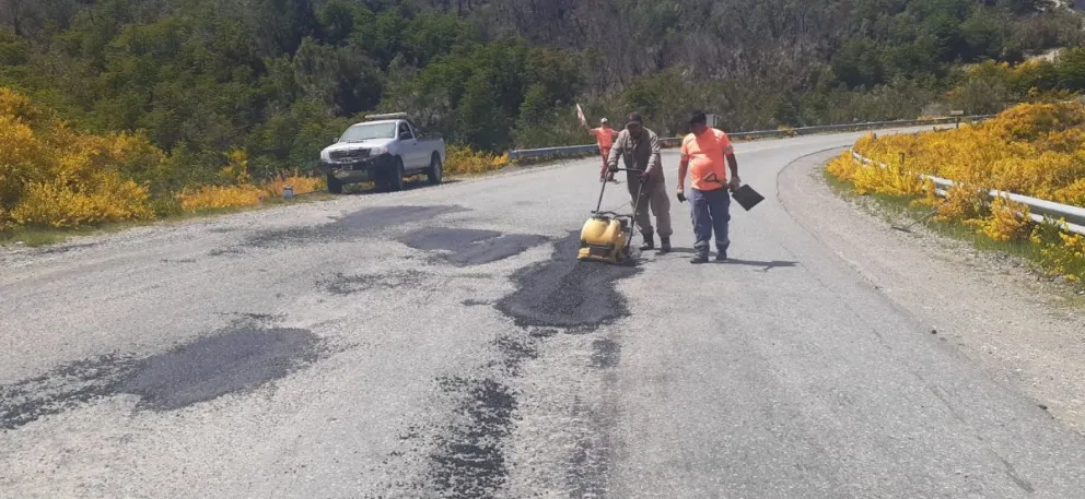 Continúan las tareas de mantenimiento en la RN 40 entre Dina Huapi y El Bolsón