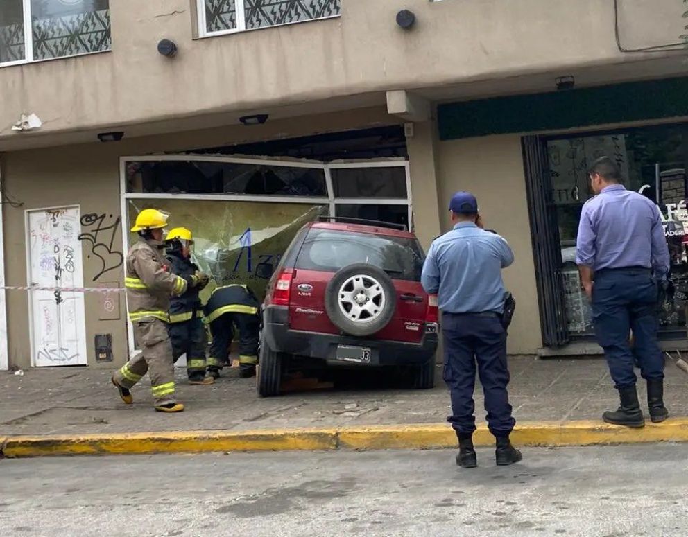 Susto en el centro: Una camioneta se incrustó en el frente de un local
