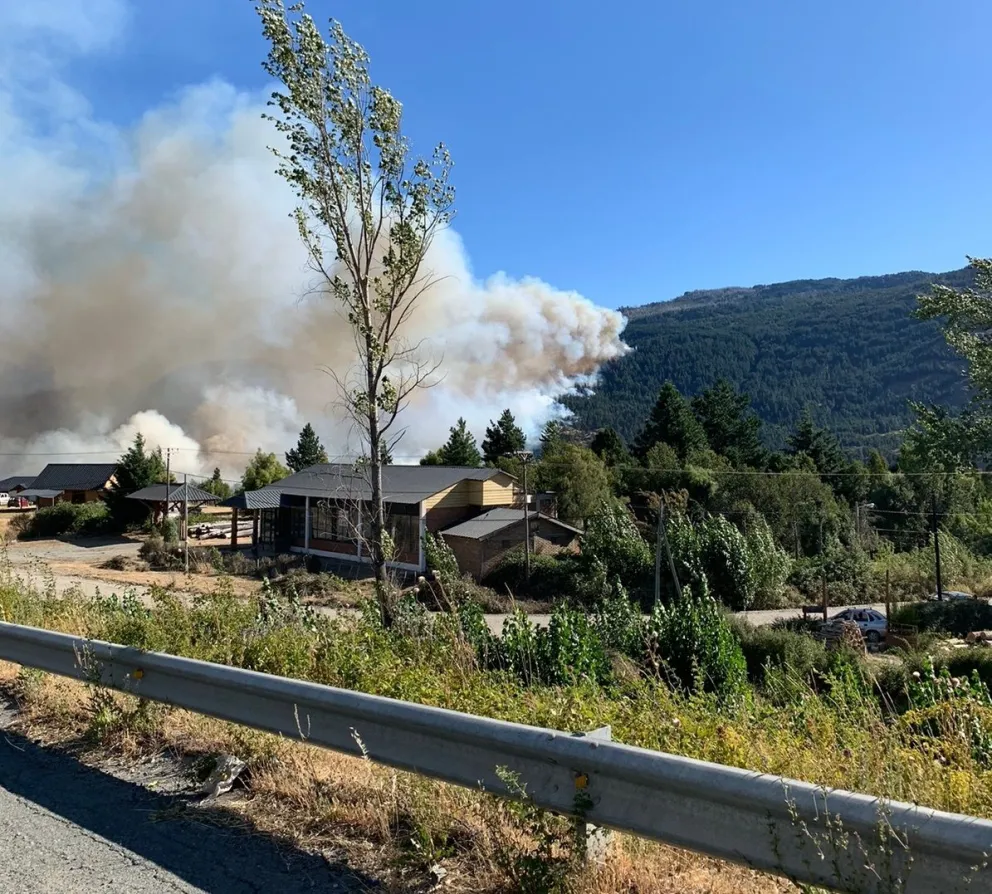 Cerca de 60 personas evacuadas por el incendio forestal en El Hoyo