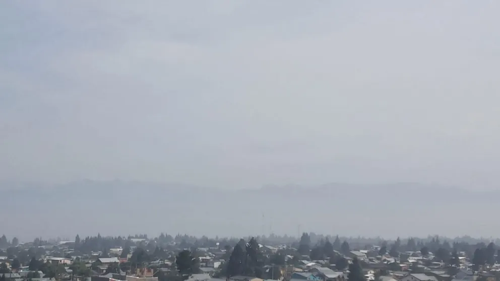 El humo cubrió Bariloche debido a incendios en el Parque Nahuel Huapi
