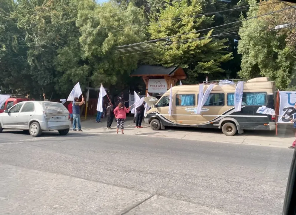 Gastronómicos protestan frente a un complejo del kilómetro 1 de Pioneros