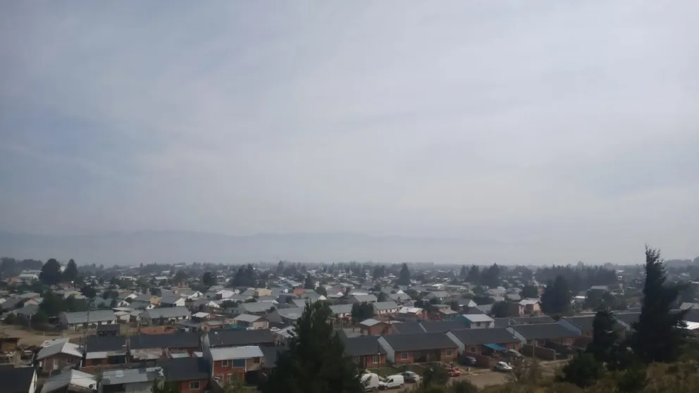 El humo del Vertedero continúa cubriendo los barrios de Bariloche