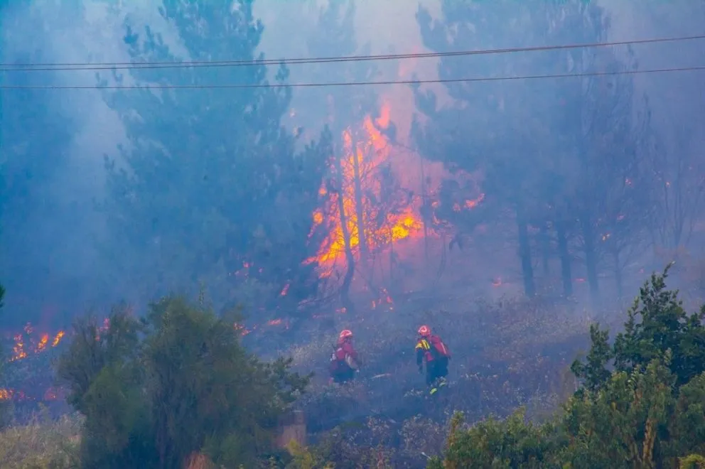 Una familia perdió su casa en el voraz incendio de El Hoyo