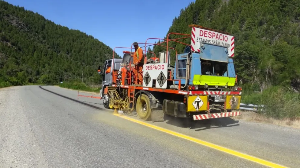 Vialidad Nacional realiza tareas de señalamiento horizontal en la R.N Nº40 entre Bariloche y El Bolsón