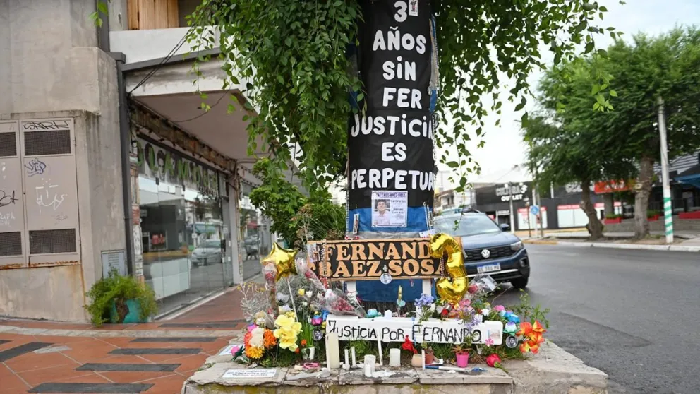 Velas, rosarios y cartas recuerdan a Fernando Báez Sosa en el lugar donde fue asesinado