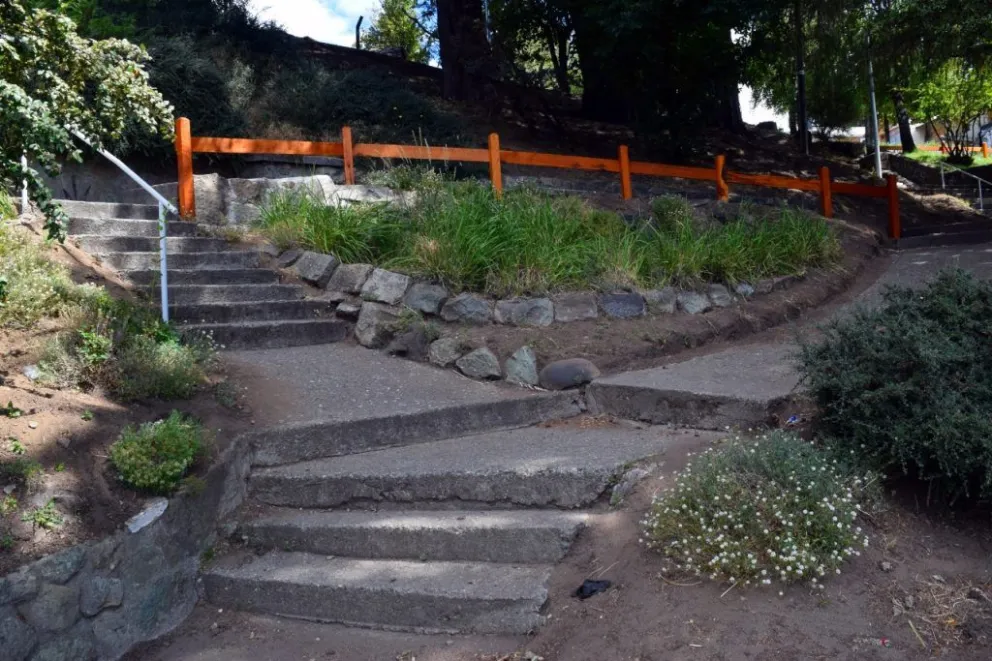 Un empleado policial fue brutalmente agredido en el Paseo de las Colectividades