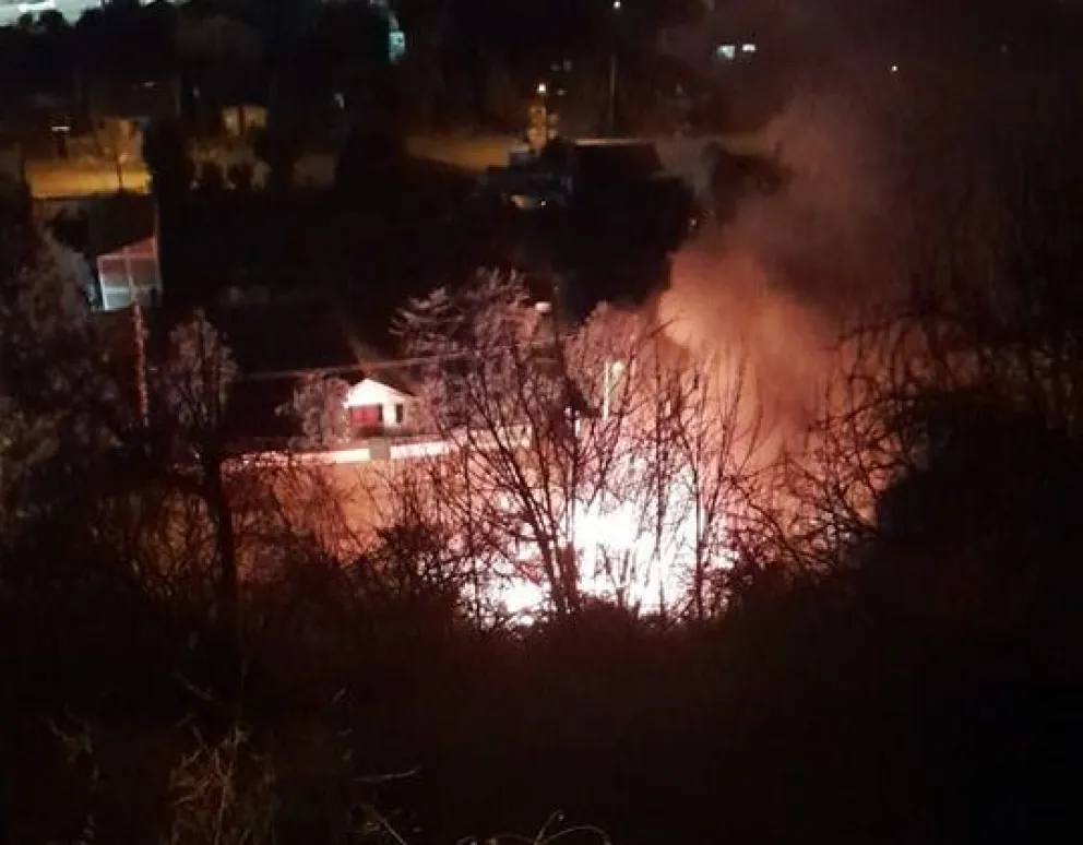 Piden ayuda para la familia que perdió todo en el incendio de barrio Lera