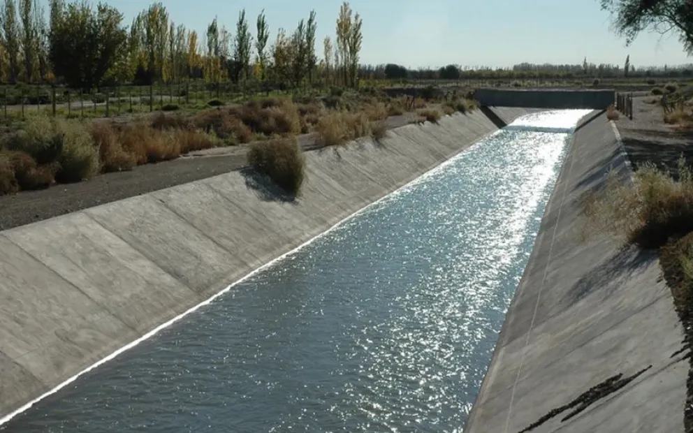 Dolor en Mendoza: tres jóvenes se tiraron a un canal de riego para refrescarse y murieron ahogados