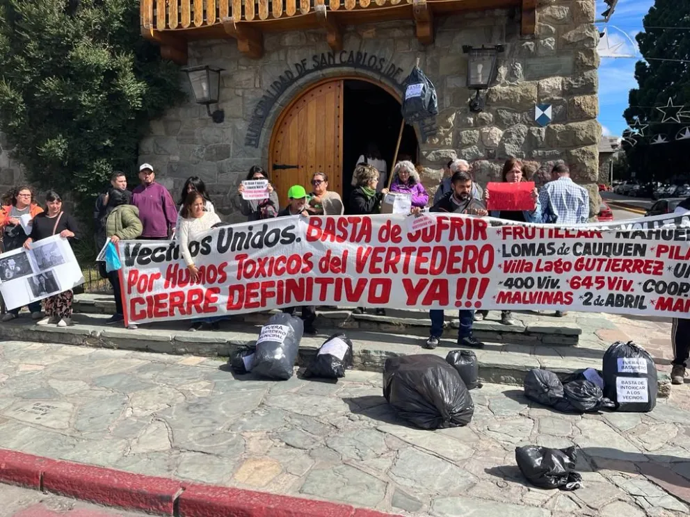 Vertedero: Vecinos llevaron bolsas con residuos al Concejo y a la Municipalidad