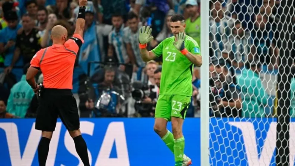 La FIFA estaría evaluando cambiar las reglas en los penales por el estilo de Dibu Martínez