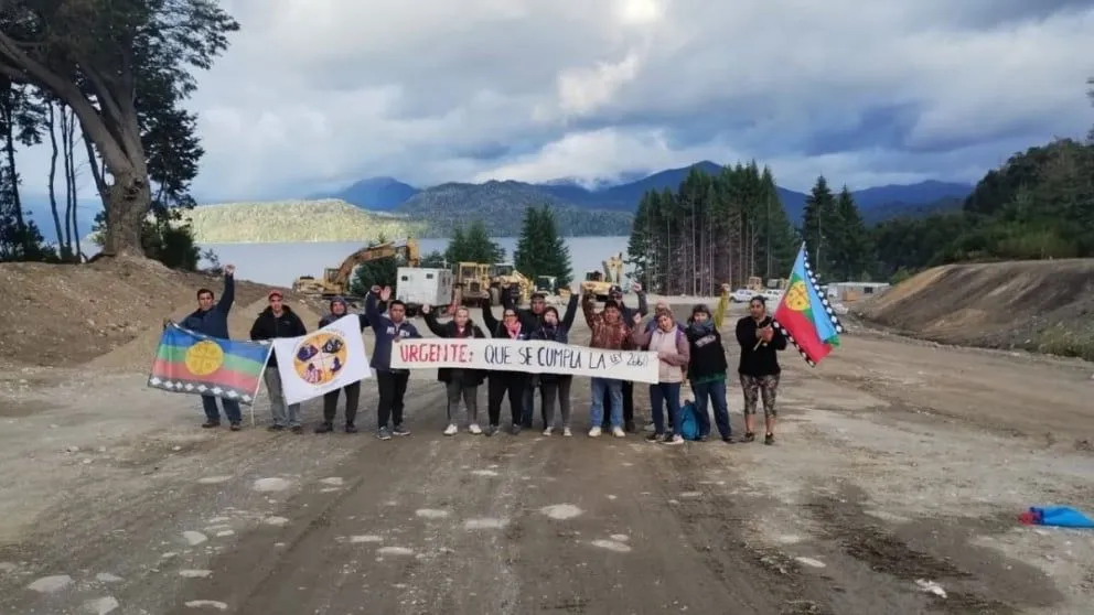 Villa La Angostura: Mapuches levantaron la protesta que frenaba la obra de la Circunvalación