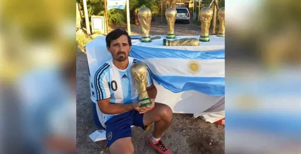 Picún Leufú: El artesano que vende réplicas de la Copa al costado de la Ruta 237