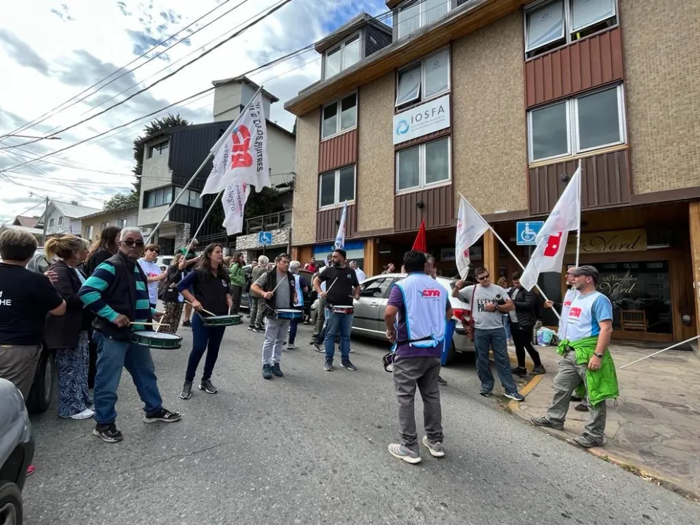 Exigen el libre acceso al Lago Escondido en pleno centro