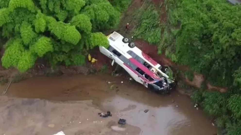 Brasil: siete muertos, incluidos un niño y su madre argentinos, al caer un bus en un barranco