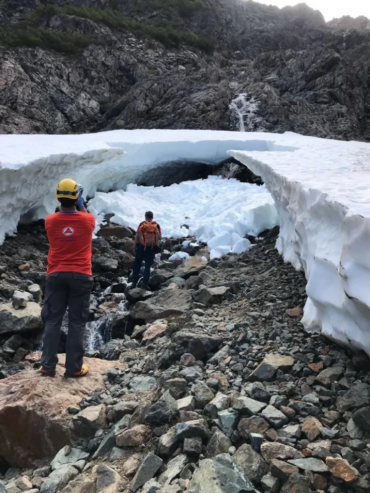 Una persona murió y otra sufrió graves heridas en una cueva de hielo en El Bolsón